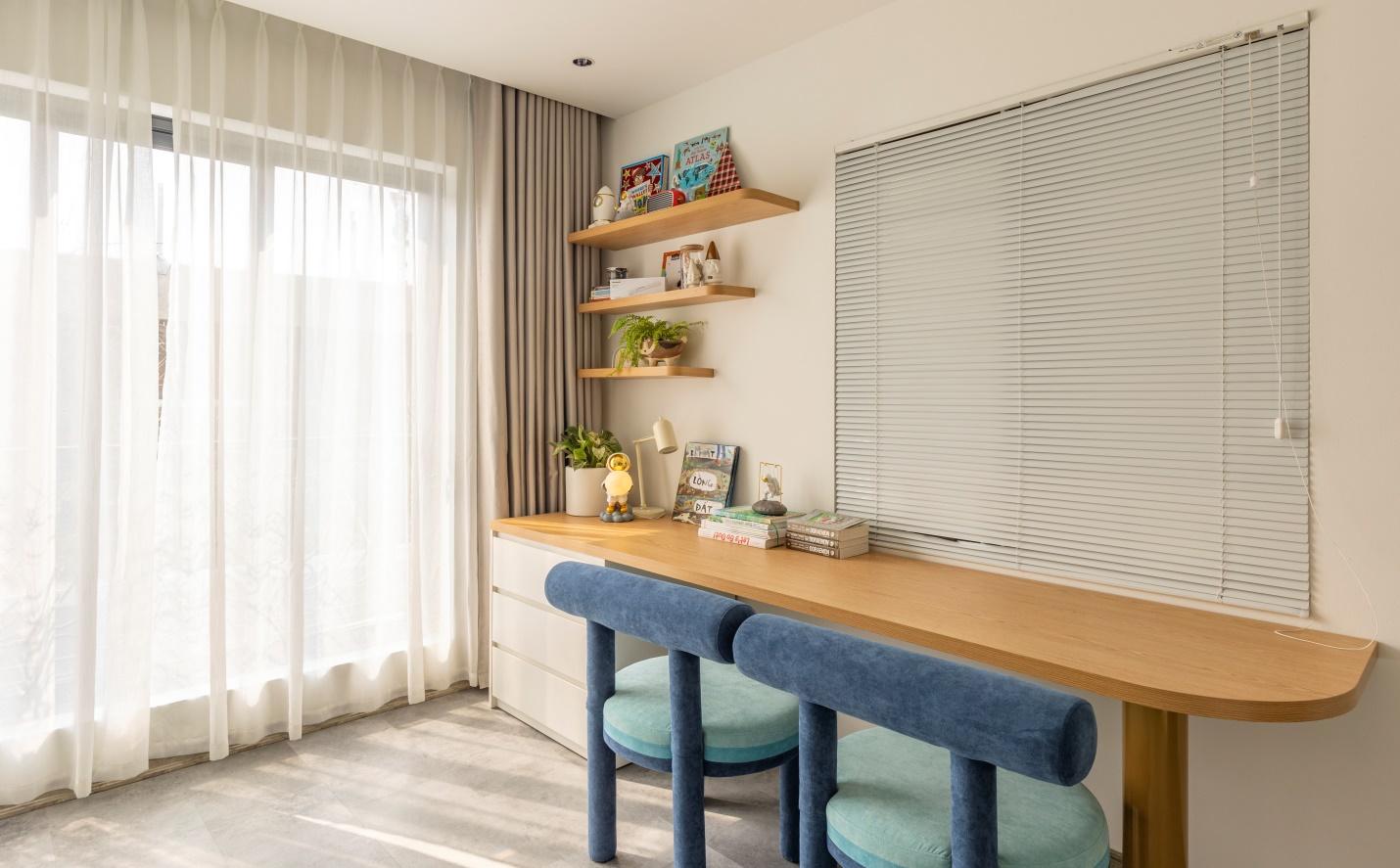 Giải pháp thiết kế phòng ngủ cho bé 8 tuổi nhiều thời gian xa mẹ: Ấm ấp nhưng năng động - Ảnh 9.