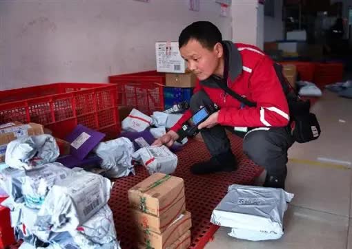 Chủ tịch Trung Quốc giả nghèo làm shipper suốt 7 năm: Trở thành nhân viên giao hàng 5 sao, danh tính chỉ bại lộ khi nhờ đồng nghiệp chuyển nhà - Ảnh 3.