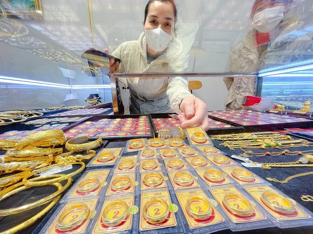 Vàng miếng SJC cao hơn vàng nhẫn 13 triệu đồng/lượng - Ảnh 1. Vàng miếng SJC cao hơn vàng nhẫn 13 triệu đồng/lượng - Ảnh 1.