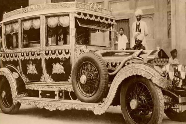 ゴミを運ぶためにロールス・ロイスを 6 台購入したことで、インドの王はビジネス界を「硬直」させました。