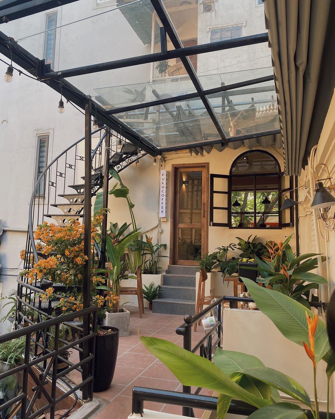 Sống chậm tại 3 quán cà phê yên bình nấp trong các ngôi biệt thự cổ Hà Nội - Ảnh 9.