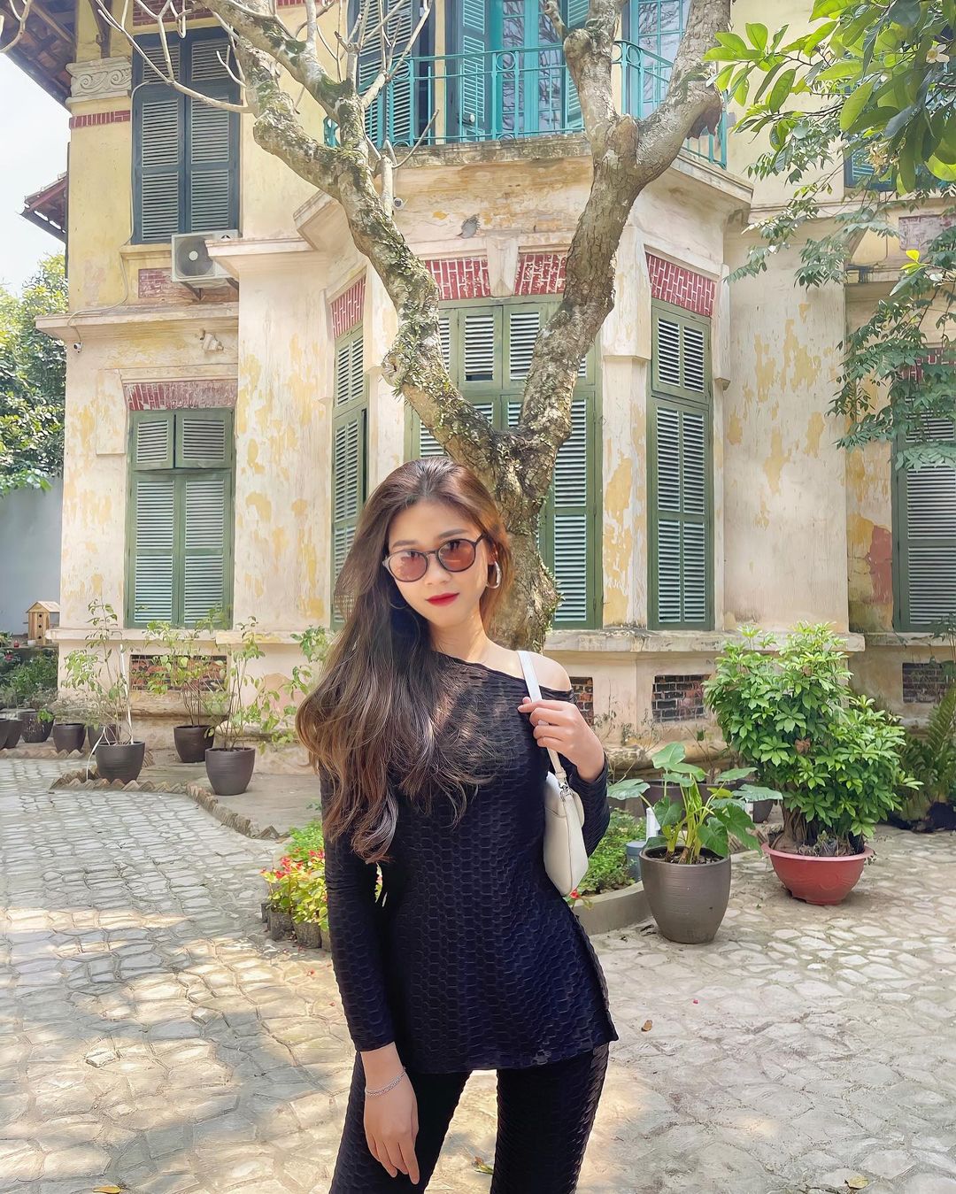 Sống chậm tại 3 quán cà phê yên bình nấp trong các ngôi biệt thự cổ Hà Nội - Ảnh 3.