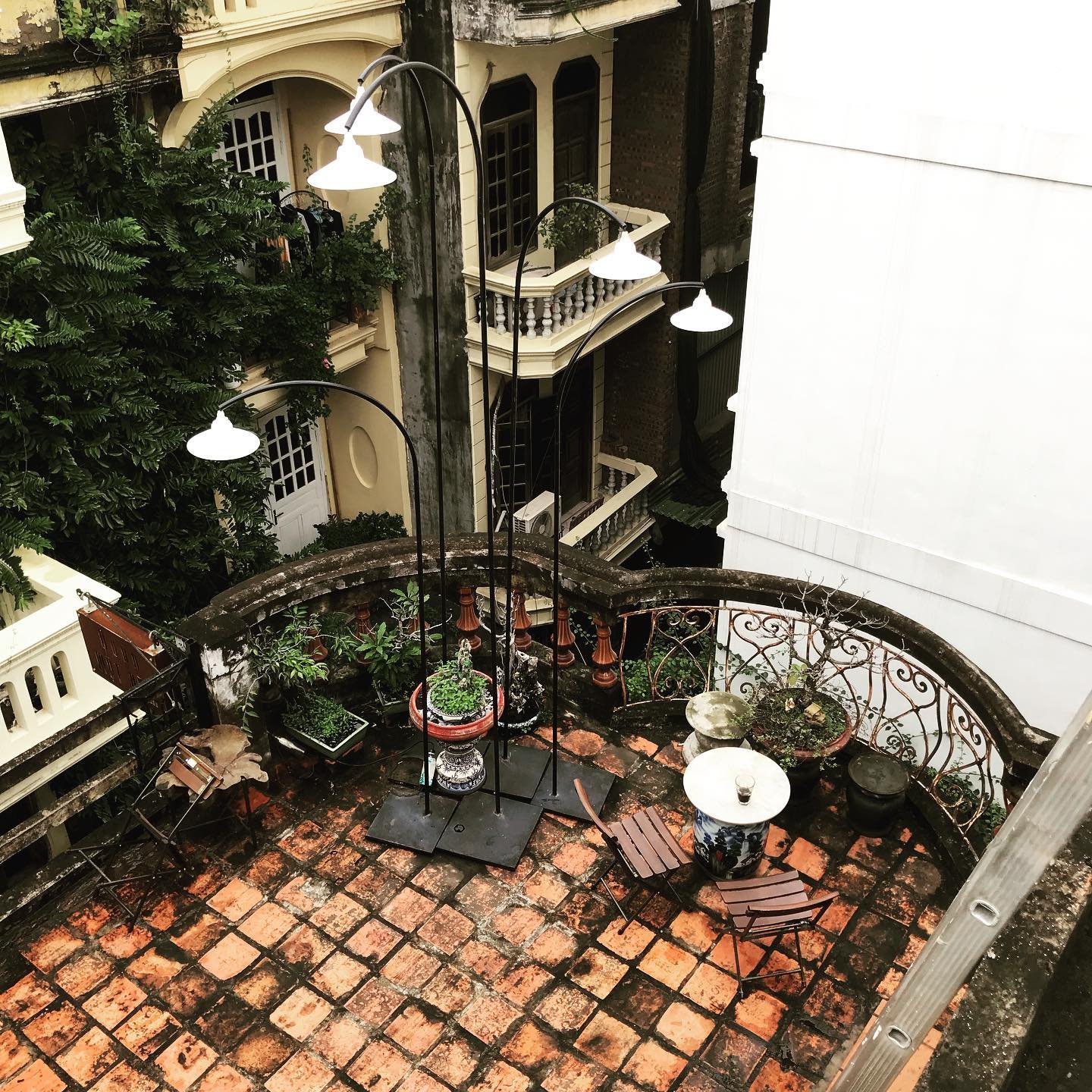 Sống chậm tại 3 quán cà phê yên bình nấp trong các ngôi biệt thự cổ Hà Nội - Ảnh 14.