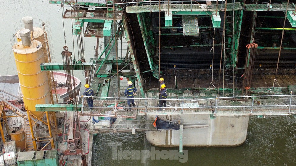 Công trường cầu Vĩnh Tuy giai đoạn 2 nhộn nhịp thi công những ngày cuối năm - Ảnh 8.