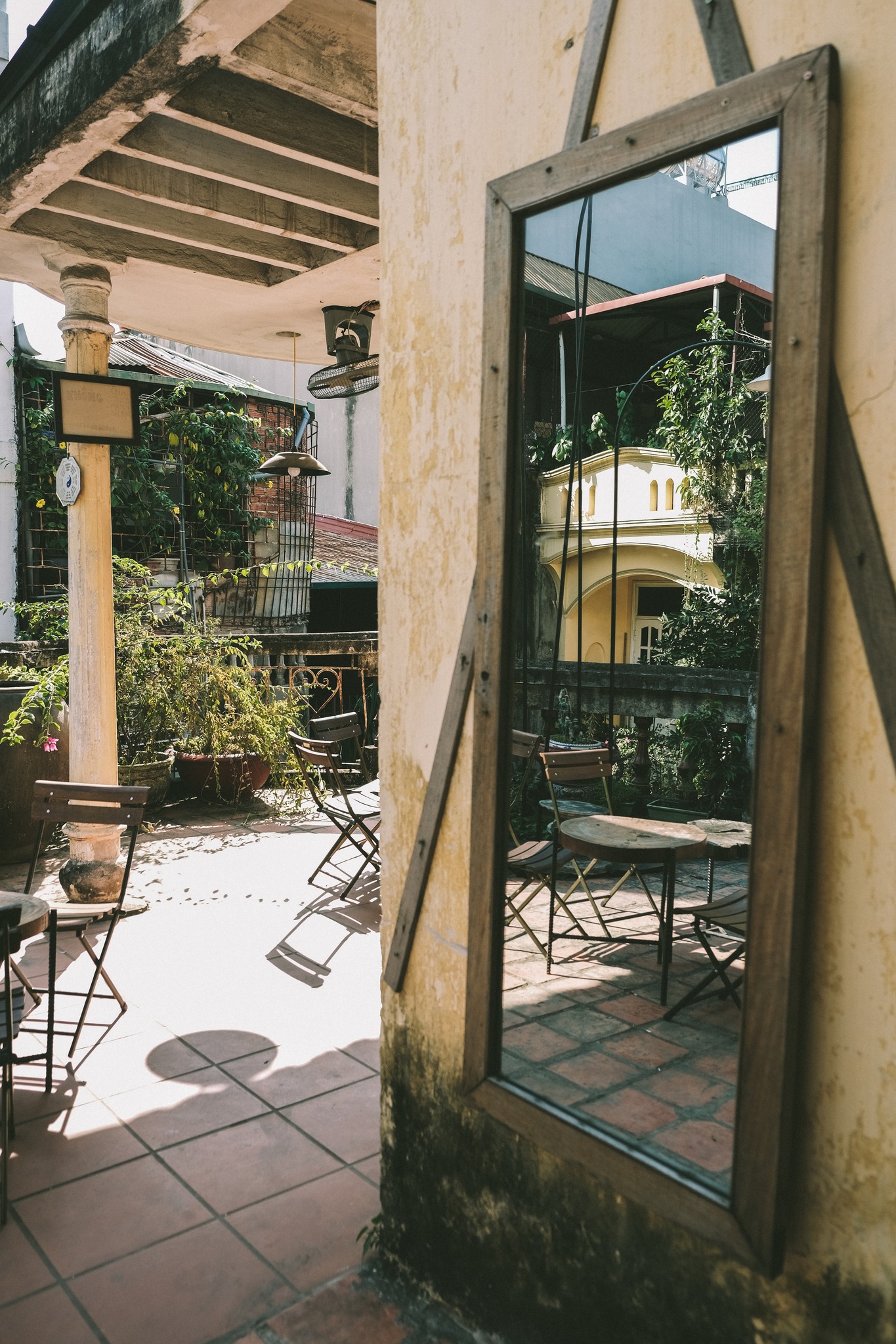 Sống chậm tại 3 quán cà phê yên bình nấp trong các ngôi biệt thự cổ Hà Nội - Ảnh 13.