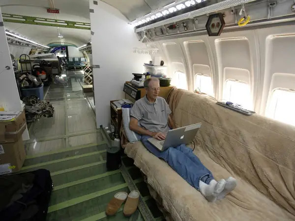 Ông cụ 73 tuổi biến máy bay Boeing cũ thành nhà, sẵn sàng đón khách đến tham quan - Ảnh 4.