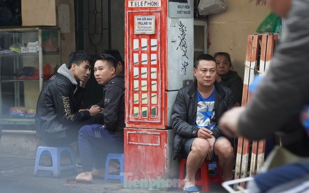  Người lao động ngoài đường phố Hà Nội quay quắt mưu sinh dưới mưa rét - Ảnh 5.