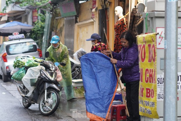  Người lao động ngoài đường phố Hà Nội quay quắt mưu sinh dưới mưa rét - Ảnh 4.