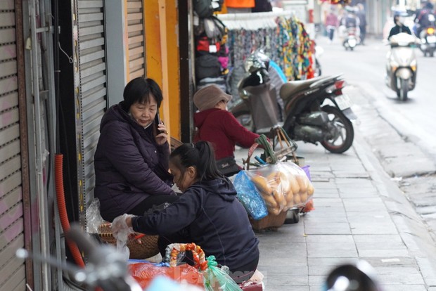  Người lao động ngoài đường phố Hà Nội quay quắt mưu sinh dưới mưa rét - Ảnh 3.