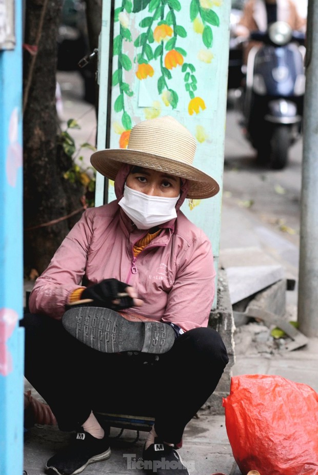  Người lao động ngoài đường phố Hà Nội quay quắt mưu sinh dưới mưa rét - Ảnh 2.
