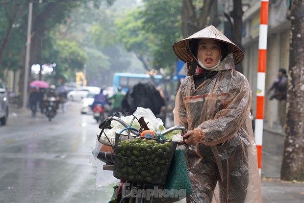  Người lao động ngoài đường phố Hà Nội quay quắt mưu sinh dưới mưa rét - Ảnh 12.