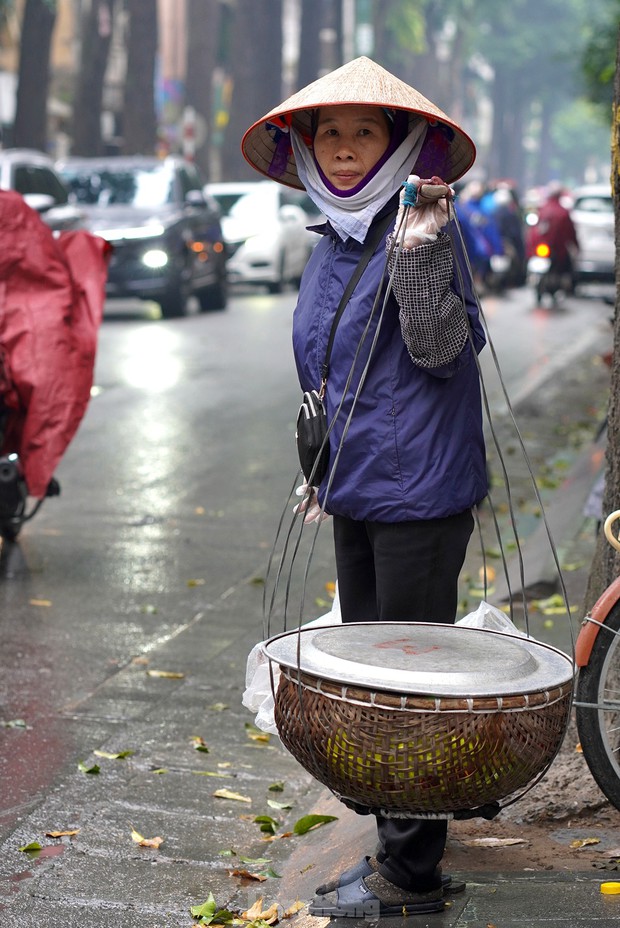  Người lao động ngoài đường phố Hà Nội quay quắt mưu sinh dưới mưa rét - Ảnh 11.