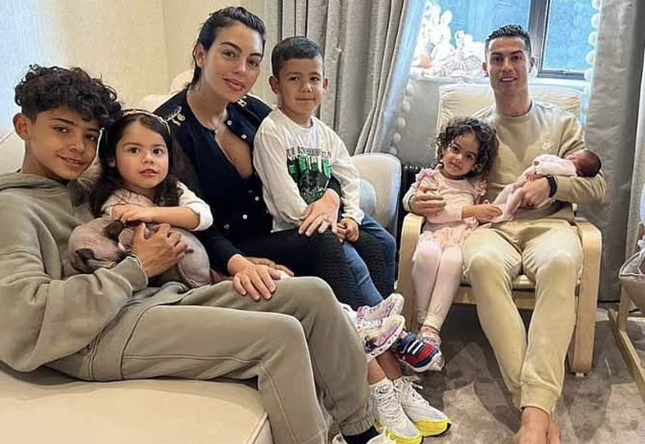 Hé lộ dinh thự siêu sang của Ronaldo khi chuyển đến Ả Rập Xê Út - Ảnh 1. Hé lộ dinh thự siêu sang của Ronaldo khi chuyển đến Ả Rập Xê Út - Ảnh 1.