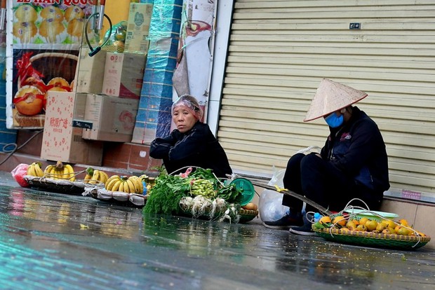  Người lao động ngoài đường phố Hà Nội quay quắt mưu sinh dưới mưa rét - Ảnh 9.