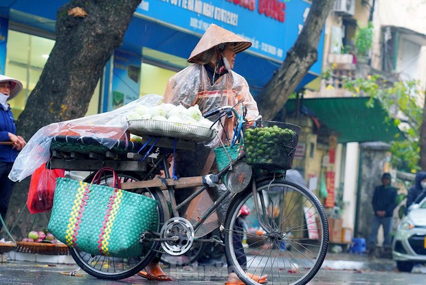  Người lao động ngoài đường phố Hà Nội quay quắt mưu sinh dưới mưa rét - Ảnh 6.