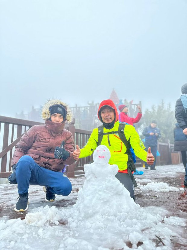 Tuyết tiếp tục rơi dày trên đỉnh Fansipan trong sáng nay, du khách rần rần thích thú khi được tận mắt chứng kiến - Ảnh 5.