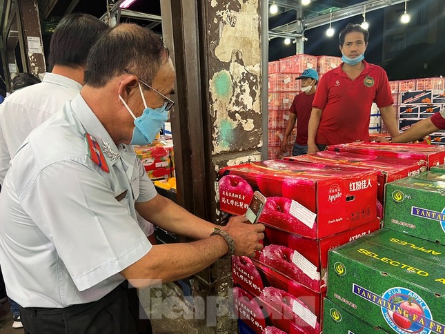 Trái cây Trung Quốc ‘đội lốt’ Thái Lan tràn ngập chợ TPHCM - Ảnh 4.