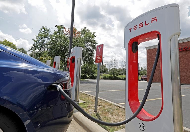 Tesla tiếp tục thống trị thị trường xe điện Mỹ, khoảng cách đang bị các đối thủ thu hẹp dần - Ảnh 2. Tesla tiếp tục thống trị thị trường xe điện Mỹ, khoảng cách đang bị các đối thủ thu hẹp dần - Ảnh 2.