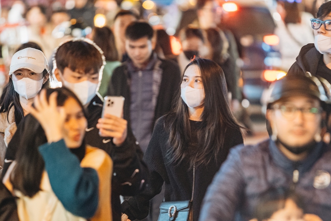 Giới trẻ Hà Nội nô nức check-in đón không khí Noel sớm trên phố Hàng Mã - Ảnh 32. Giới trẻ Hà Nội nô nức check-in đón không khí Noel sớm trên phố Hàng Mã - Ảnh 32.