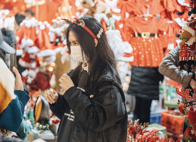 Giới trẻ Hà Nội nô nức check-in đón không khí Noel sớm trên phố Hàng Mã - Ảnh 23. Giới trẻ Hà Nội nô nức check-in đón không khí Noel sớm trên phố Hàng Mã - Ảnh 23.