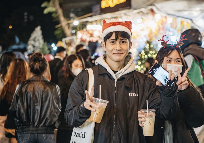 Giới trẻ Hà Nội nô nức check-in đón không khí Noel sớm trên phố Hàng Mã - Ảnh 22. Giới trẻ Hà Nội nô nức check-in đón không khí Noel sớm trên phố Hàng Mã - Ảnh 22.