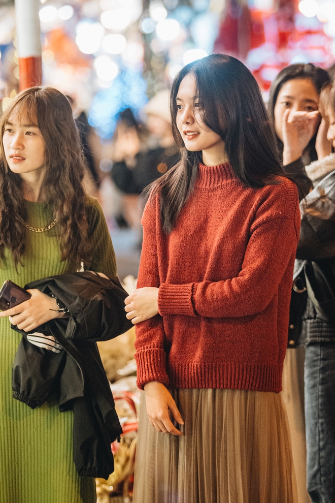 Giới trẻ Hà Nội nô nức check-in đón không khí Noel sớm trên phố Hàng Mã - Ảnh 21. Giới trẻ Hà Nội nô nức check-in đón không khí Noel sớm trên phố Hàng Mã - Ảnh 21.