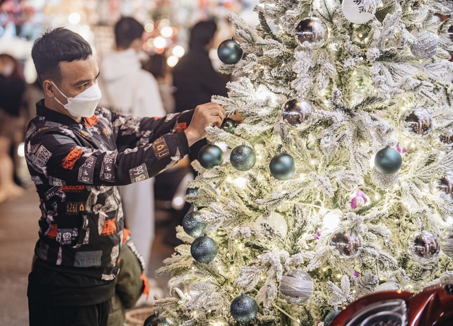 Giới trẻ Hà Nội nô nức check-in đón không khí Noel sớm trên phố Hàng Mã - Ảnh 15. Giới trẻ Hà Nội nô nức check-in đón không khí Noel sớm trên phố Hàng Mã - Ảnh 15.