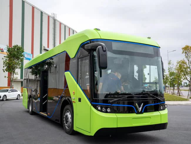 VinFast rục rịch làm bus lớn chưa từng có: 3 cửa đôi, bớt điệu hơn mẫu hiện tại - Ảnh 3. VinFast rục rịch làm bus lớn chưa từng có: 3 cửa đôi, bớt điệu hơn mẫu hiện tại - Ảnh 3.