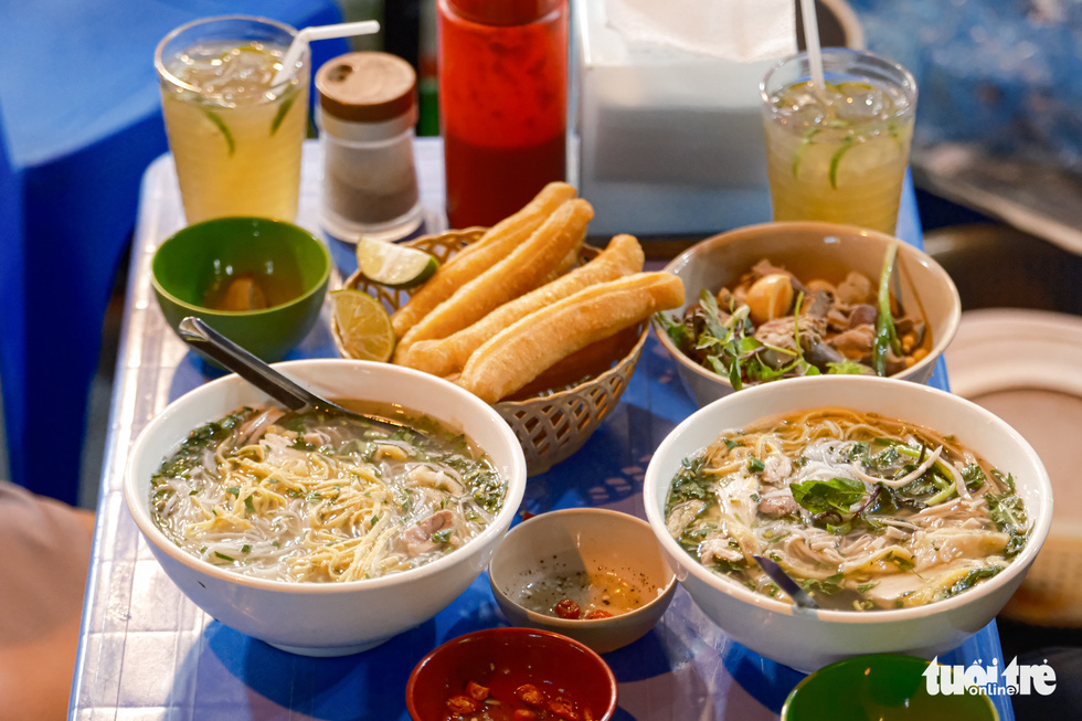 Mùa đông đến quán bún thang bán 400 bát mỗi ngày tại vỉa hè phố cổ Hà Nội - Ảnh 8. Mùa đông đến quán bún thang bán 400 bát mỗi ngày tại vỉa hè phố cổ Hà Nội - Ảnh 8.