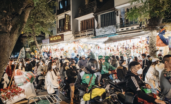 Giới trẻ Hà Nội nô nức check-in đón không khí Noel sớm trên phố Hàng Mã - Ảnh 31. Giới trẻ Hà Nội nô nức check-in đón không khí Noel sớm trên phố Hàng Mã - Ảnh 31.