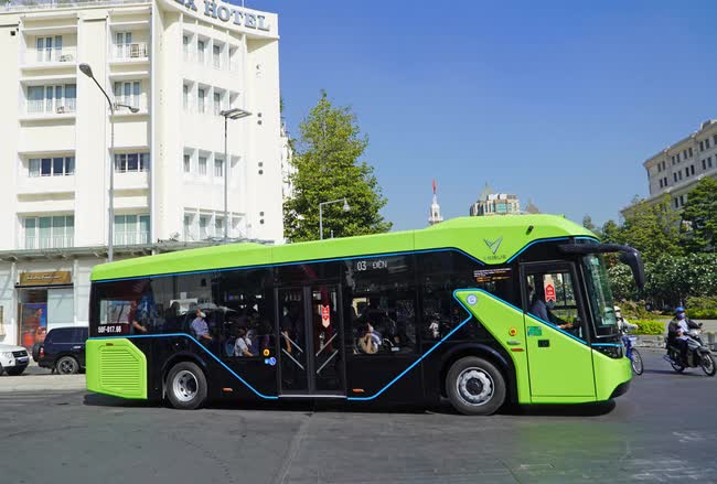 VinFast rục rịch làm bus lớn chưa từng có: 3 cửa đôi, bớt điệu hơn mẫu hiện tại - Ảnh 2. VinFast rục rịch làm bus lớn chưa từng có: 3 cửa đôi, bớt điệu hơn mẫu hiện tại - Ảnh 2.