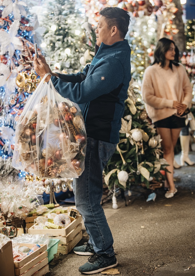 Giới trẻ Hà Nội nô nức check-in đón không khí Noel sớm trên phố Hàng Mã - Ảnh 29. Giới trẻ Hà Nội nô nức check-in đón không khí Noel sớm trên phố Hàng Mã - Ảnh 29.