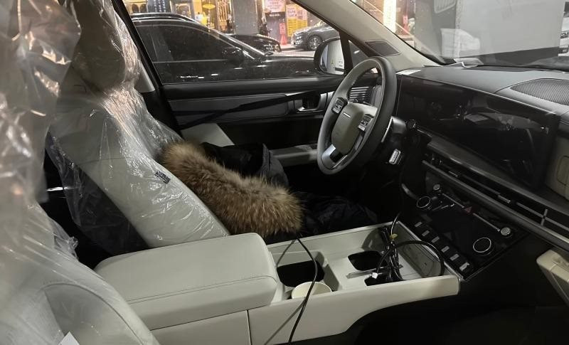 Lộ ảnh nội thất ‘như Range Rover’ của Hyundai Santa Fe mới - Ảnh 1. Lộ ảnh nội thất ‘như Range Rover’ của Hyundai Santa Fe mới - Ảnh 1.