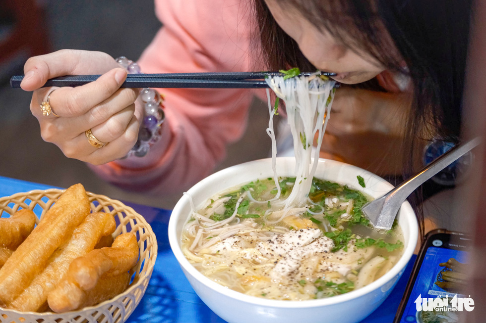 Mùa đông đến quán bún thang bán 400 bát mỗi ngày tại vỉa hè phố cổ Hà Nội - Ảnh 5. Mùa đông đến quán bún thang bán 400 bát mỗi ngày tại vỉa hè phố cổ Hà Nội - Ảnh 5.