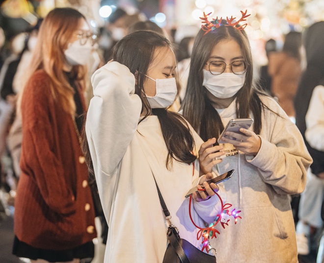 Giới trẻ Hà Nội nô nức check-in đón không khí Noel sớm trên phố Hàng Mã - Ảnh 28. Giới trẻ Hà Nội nô nức check-in đón không khí Noel sớm trên phố Hàng Mã - Ảnh 28.