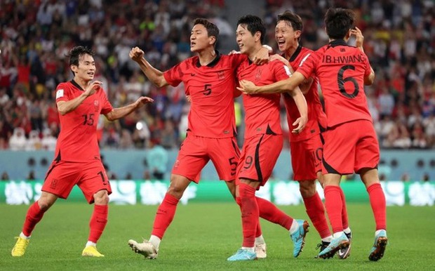Bóng đá: Bóng đá là môn thể thao được yêu thích nhất tại Việt Nam. Năm 2024, đất nước sẽ tiếp tục đẩy mạnh phát triển bóng đá và tạo cơ hội cho các tài năng trẻ Việt Nam thăng tiến. Đồng thời, việc cải thiện cơ sở hạ tầng bóng đá cũng sẽ được đặt lên hàng đầu để giúp cho đội tuyển Việt Nam phát triển và cạnh tranh trên trường quốc tế.