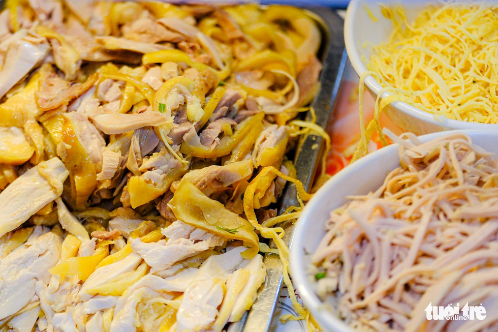 Mùa đông đến quán bún thang bán 400 bát mỗi ngày tại vỉa hè phố cổ Hà Nội - Ảnh 3. Mùa đông đến quán bún thang bán 400 bát mỗi ngày tại vỉa hè phố cổ Hà Nội - Ảnh 3.