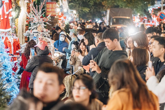 Giới trẻ Hà Nội nô nức check-in đón không khí Noel sớm trên phố Hàng Mã - Ảnh 26. Giới trẻ Hà Nội nô nức check-in đón không khí Noel sớm trên phố Hàng Mã - Ảnh 26.