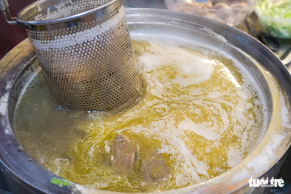 Mùa đông đến quán bún thang bán 400 bát mỗi ngày tại vỉa hè phố cổ Hà Nội - Ảnh 2. Mùa đông đến quán bún thang bán 400 bát mỗi ngày tại vỉa hè phố cổ Hà Nội - Ảnh 2.