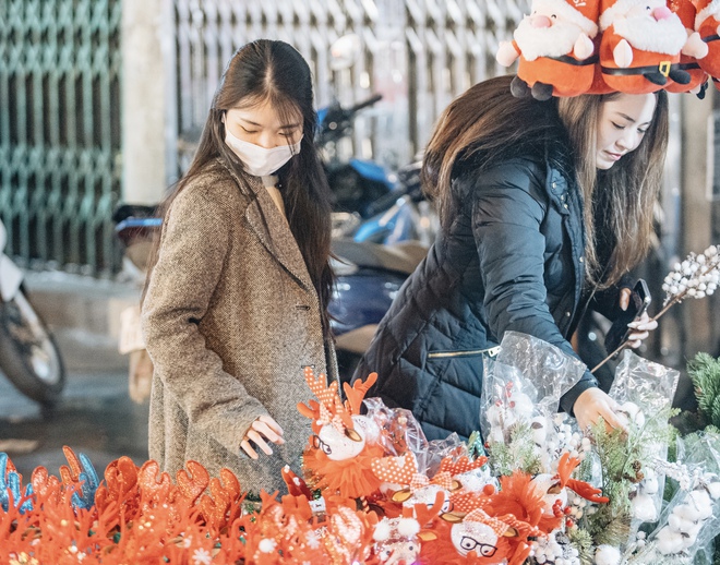 Giới trẻ Hà Nội nô nức check-in đón không khí Noel sớm trên phố Hàng Mã - Ảnh 25. Giới trẻ Hà Nội nô nức check-in đón không khí Noel sớm trên phố Hàng Mã - Ảnh 25.