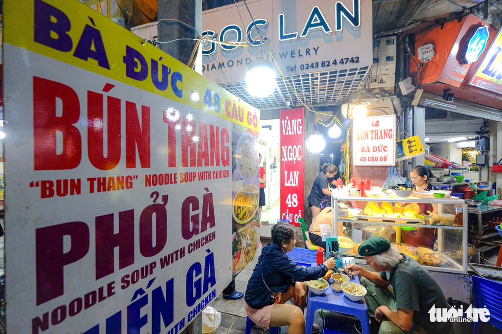 Mùa đông đến quán bún thang bán 400 bát mỗi ngày tại vỉa hè phố cổ Hà Nội - Ảnh 1. Mùa đông đến quán bún thang bán 400 bát mỗi ngày tại vỉa hè phố cổ Hà Nội - Ảnh 1.
