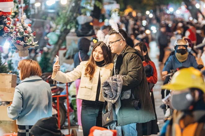 Giới trẻ Hà Nội nô nức check-in đón không khí Noel sớm trên phố Hàng Mã - Ảnh 24. Giới trẻ Hà Nội nô nức check-in đón không khí Noel sớm trên phố Hàng Mã - Ảnh 24.