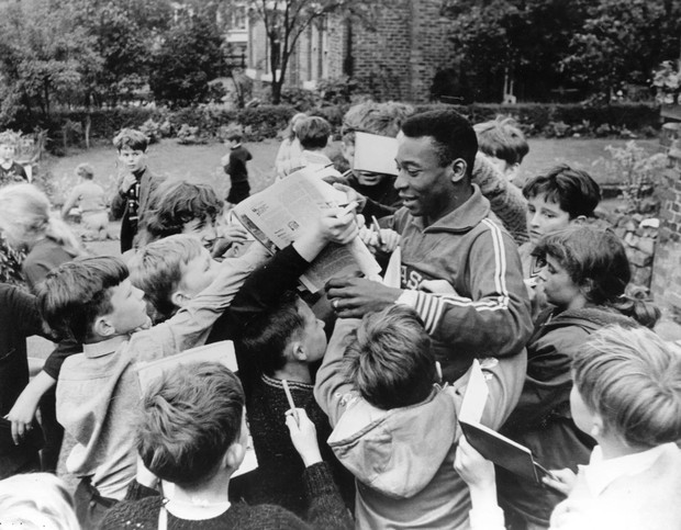 Cuộc đời phi thường của Pele qua ảnh: Từ cậu nhóc 17 tuổi chinh phục thế giới đến biểu tượng bất tử - Ảnh 6.
