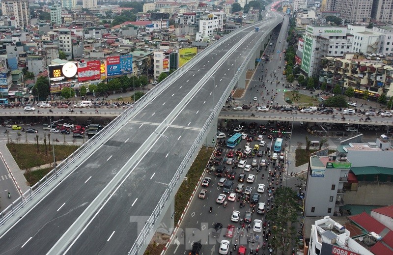 Cận cảnh đường trên cao Vành đai 2 và nút giao cắt liên tục ùn tắc - Ảnh 5.