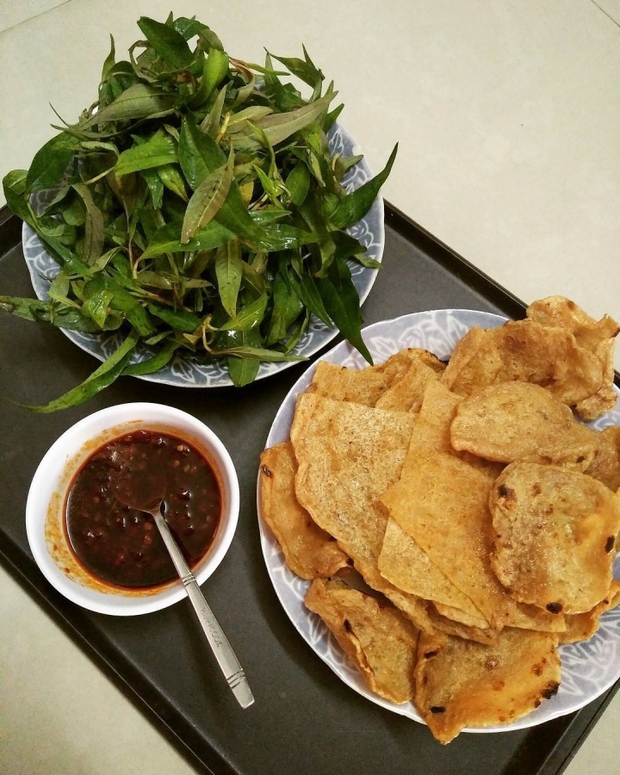  Quên lối về với chả cá cuốn rau răm, món ăn vặt đặc sản ở Bình Định - Ảnh 2.