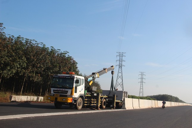 Cao tốc Phan Thiết - Dầu Giây trước ngày thông xe kỹ thuật - Ảnh 2.