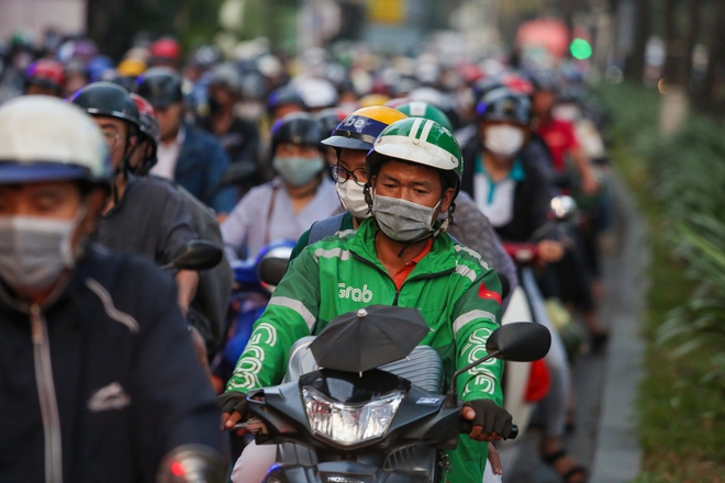  TP.HCM ùn tắc kéo dài trong chiều thứ 6 cuối cùng của năm, CSGT vất cả điều tiết - Ảnh 14.