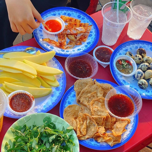  Quên lối về với chả cá cuốn rau răm, món ăn vặt đặc sản ở Bình Định - Ảnh 1.