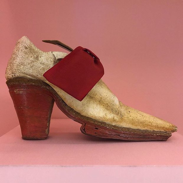  8 sự thật lịch sử về đôi giày chúng ta mang hàng ngày: Giày cao gót từng không dành cho phụ nữ, thể hiện cả địa vị xã hội - Ảnh 4.