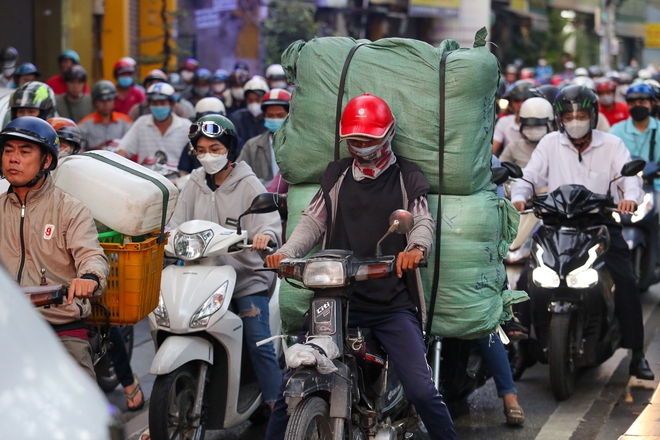  TP.HCM ùn tắc kéo dài trong chiều thứ 6 cuối cùng của năm, CSGT vất cả điều tiết - Ảnh 13.